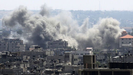 Una explosi&oacute;n en la ciudad de Gaza