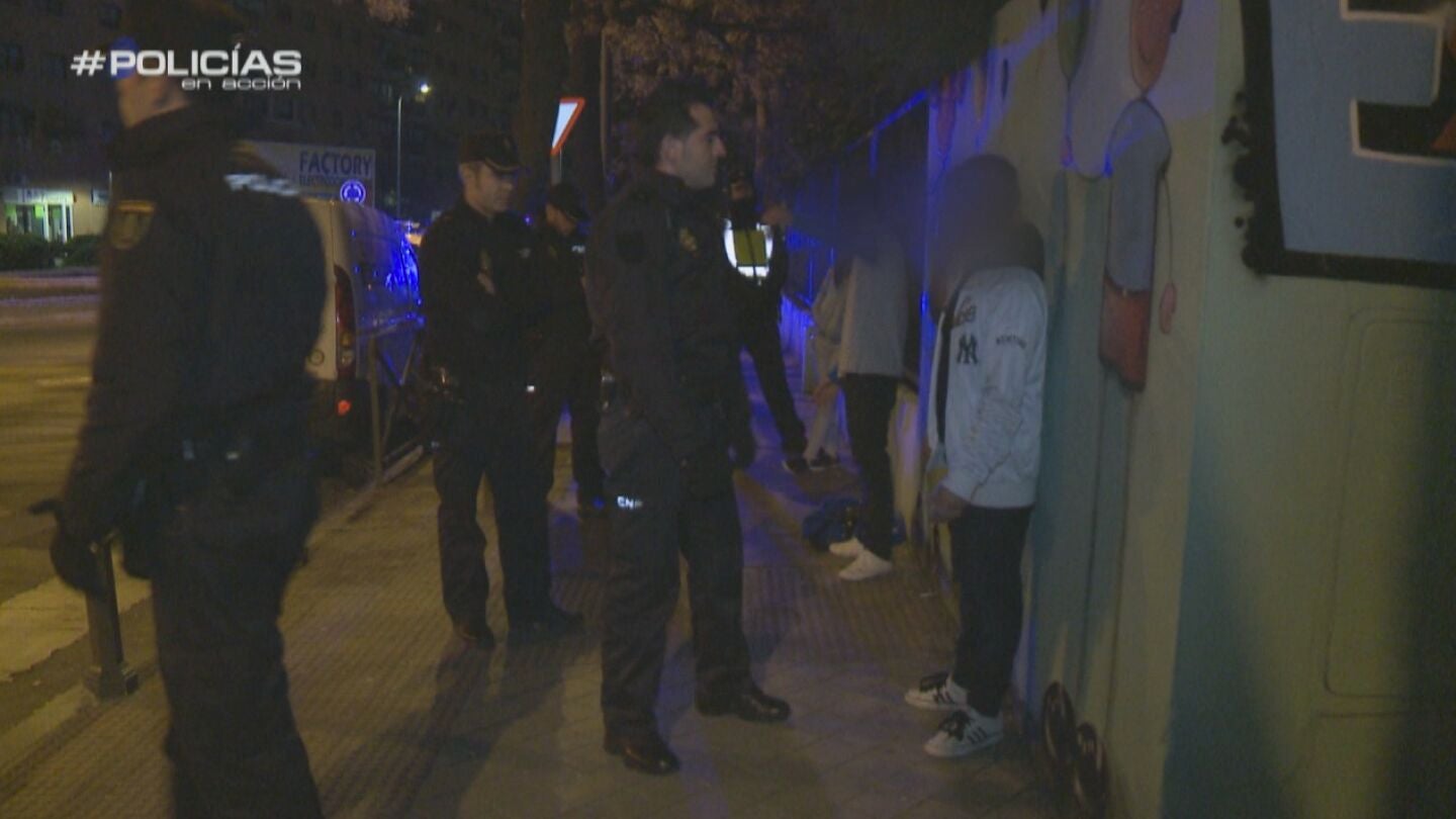 Polic&iacute;as tratando de mediar en una reyerta callejera