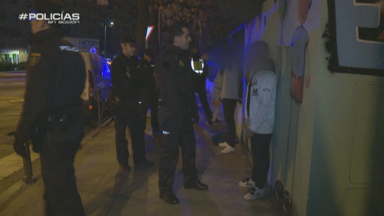 Policías tratando de mediar en una reyerta callejera