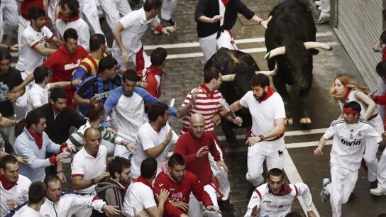 Varios mozos corren delante de los toros de la ganader&iacute;a de Victoriano del R&iacute;o Cort&eacute;s