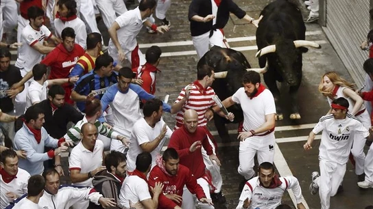 Varios mozos corren delante de los toros de la ganadería de Victoriano del Río Cortés Varios mozos corren delante de los toros de la ganadería de Victoriano del Río Cortés