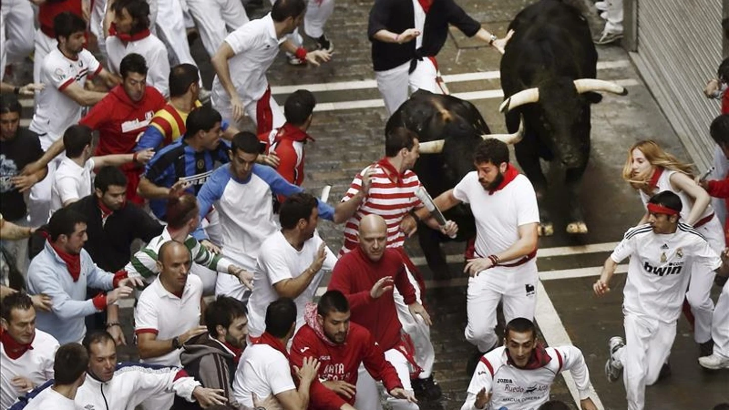 Varios mozos corren delante de los toros de la ganadería de Victoriano del Río Cortés Varios mozos corren delante de los toros de la ganadería de Victoriano del Río Cortés