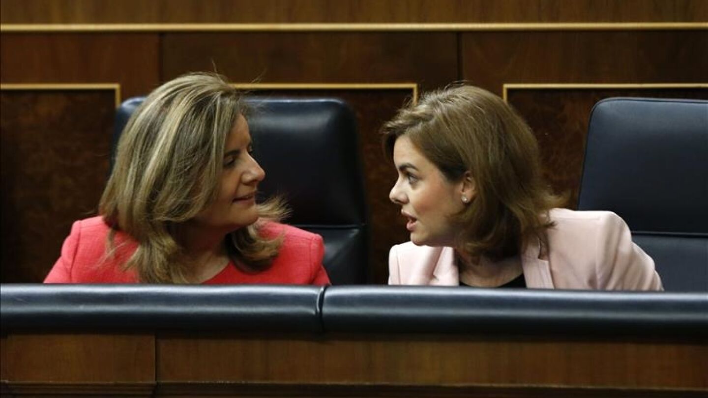 La vicepresidenta del Gobierno conversa con la ministra de Empleo