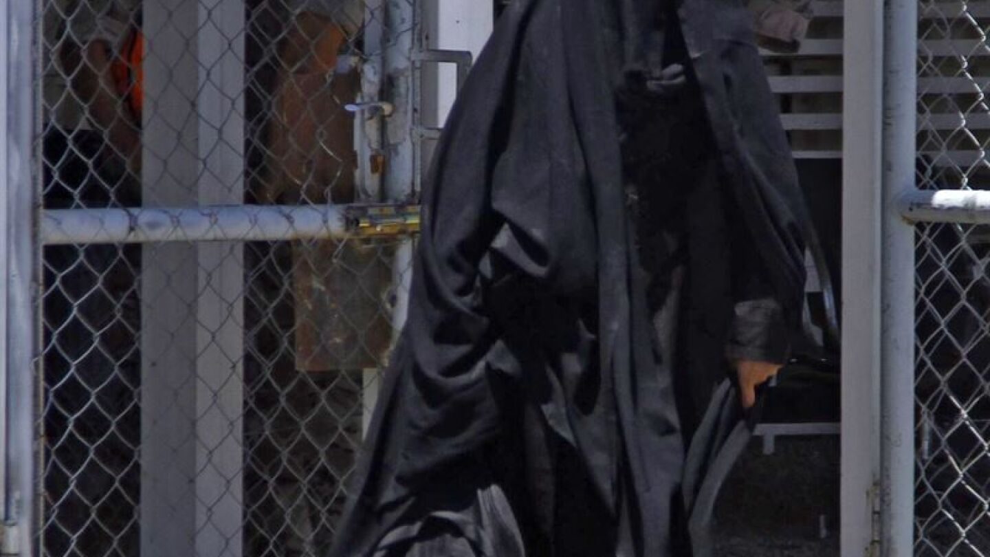 Imagen de la mujer afgana antes de embarcar hacia Espa&ntilde;a
