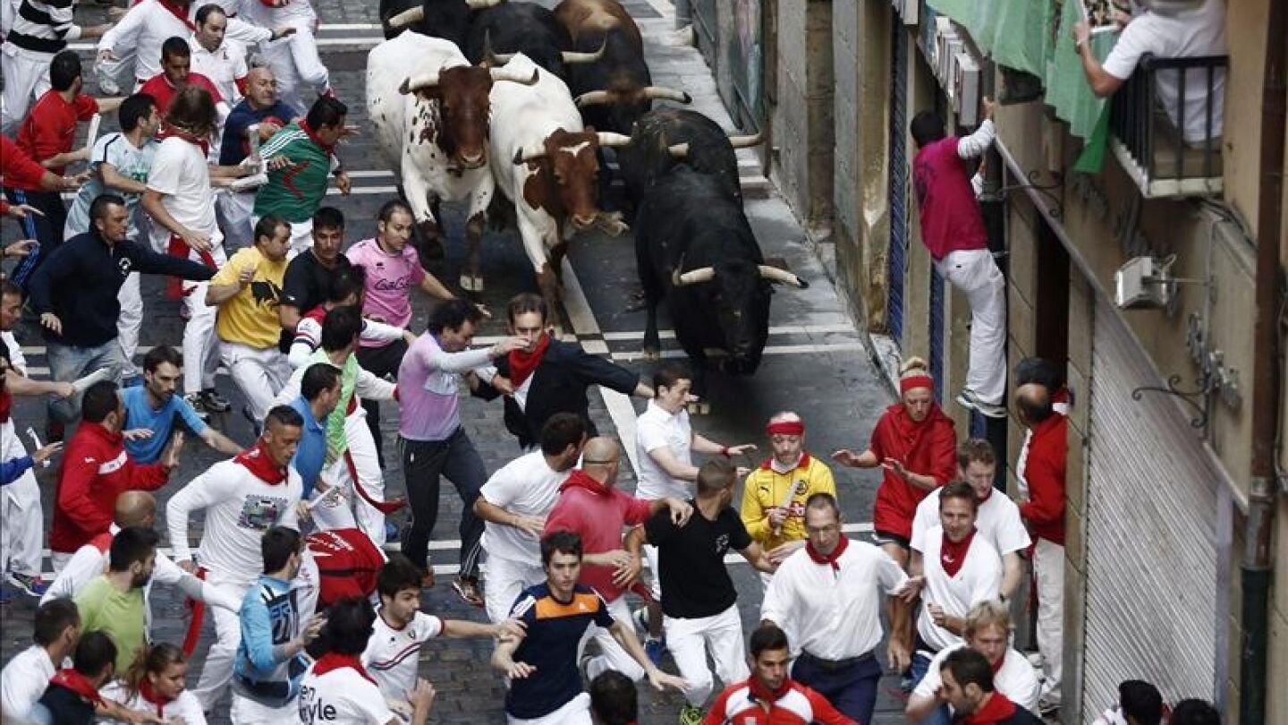 Los mozos corren ante los toros de la ganader&iacute;a extreme&ntilde;a de Jandilla