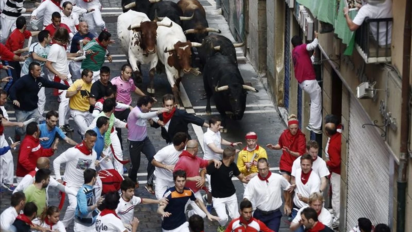 Los mozos corren ante los toros de la ganadería extremeña de Jandilla Los mozos corren ante los toros de la ganadería extremeña de Jandilla