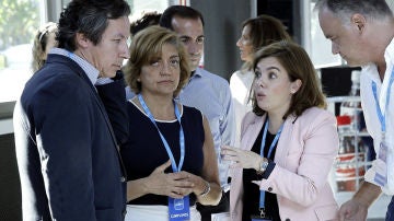 Carlos Floriano, Soraya Sáenz de Santamaría y González Pons,durante la reunión del PP