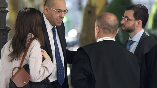 El juez Elpidio José Silva conversa con su abogado en las inmediaciones del TSJM El juez Elpidio José Silva conversa con su abogado en las inmediaciones del TSJM