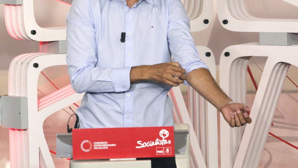 El candidato a secretario general del PSOE Eduardo Madina al inicio del primer y único debate en la campaña