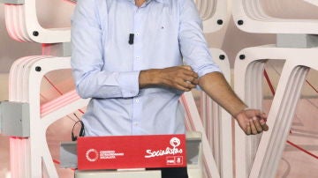 El candidato a secretario general del PSOE Eduardo Madina al inicio del primer y único debate en la campaña