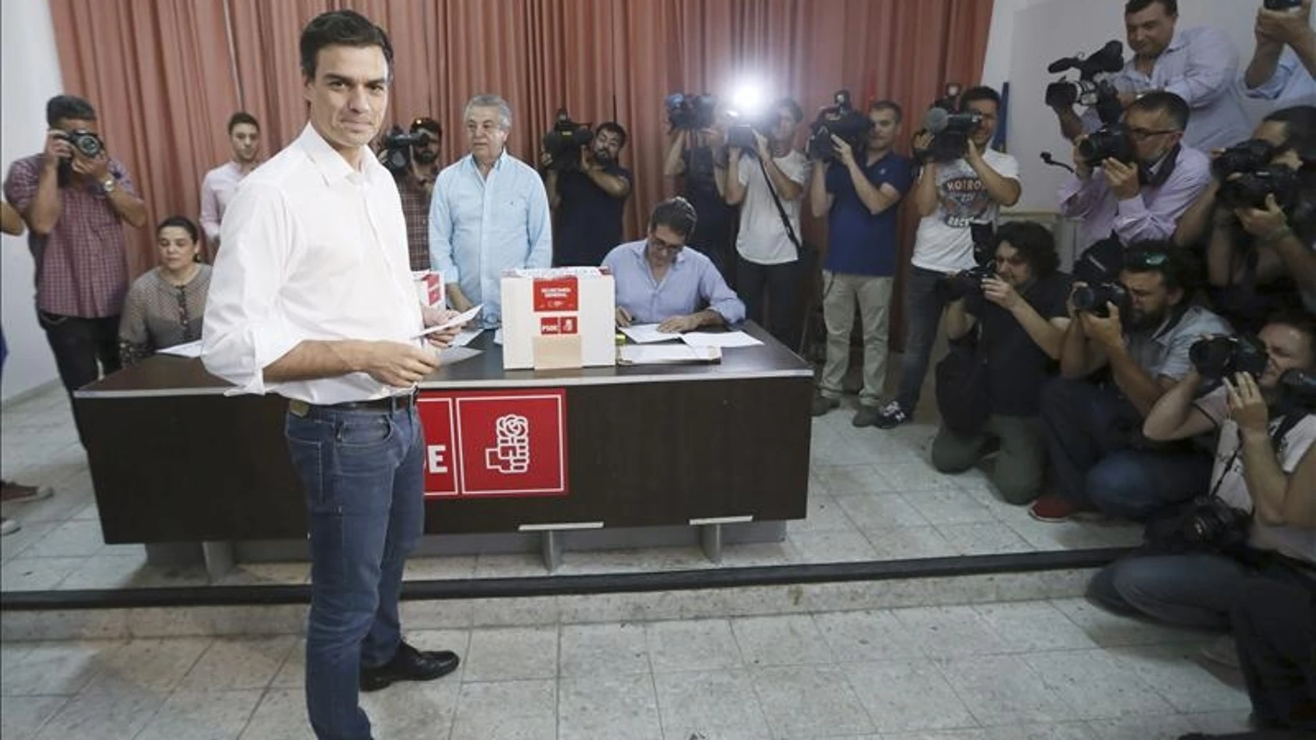 El candidato a la Secretaría General del PSOE Pedro Sánchez ha votado en Tetuán.