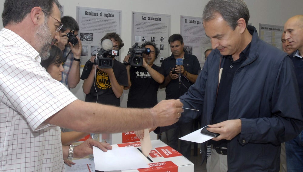 El expresidente del Gobierno José Luis Rodríguez Zapatero, en el momento de votar