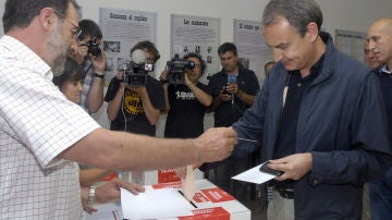 El expresidente del Gobierno José Luis Rodríguez Zapatero, en el momento de votar