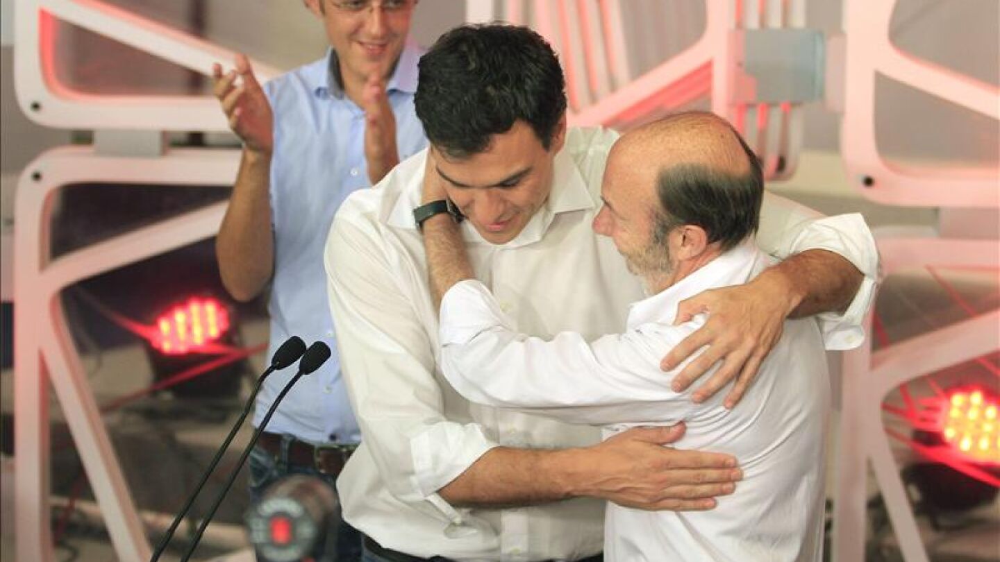 El todav&iacute;a l&iacute;der del PSOE, Alfredo P&eacute;rez Rubalcaba, abraza al diputado madrile&ntilde;o Pedro S&aacute;nchez