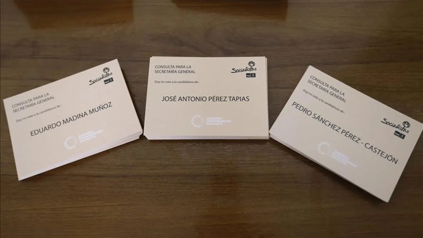 Papeletas con los tres candidatos a la secretaría general Papeletas con los tres candidatos a la secretaría general