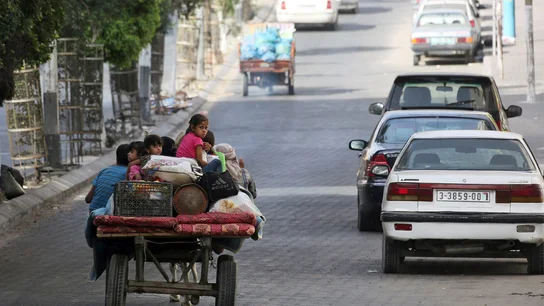 Miles de personas huyen entre avisos de Israel de que endurecerá sus ataques Miles de personas huyen entre avisos de Israel de que endurecerá sus ataques