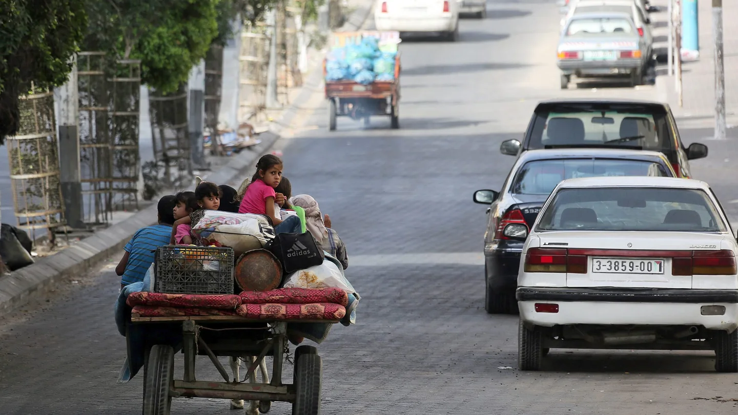 Miles de personas huyen entre avisos de Israel de que endurecerá sus ataques Miles de personas huyen entre avisos de Israel de que endurecerá sus ataques