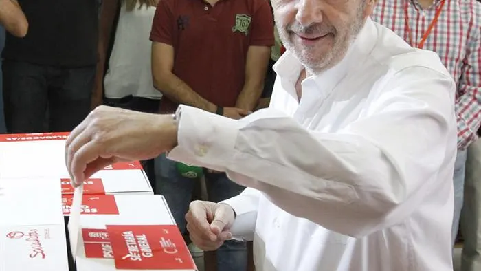 Rubalcaba votando