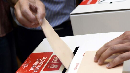 Uno de los 198.123 militantes socialistas censados deposita su voto