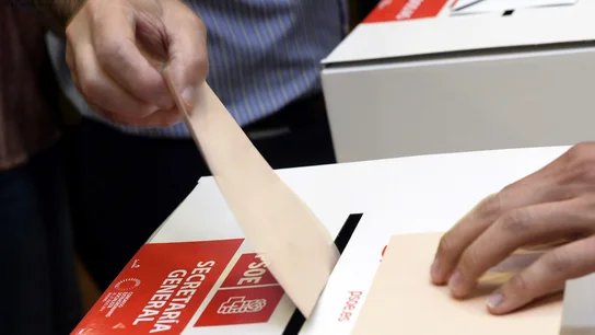 Uno de los 198.123 militantes socialistas censados deposita su voto Uno de los 198.123 militantes socialistas censados deposita su voto