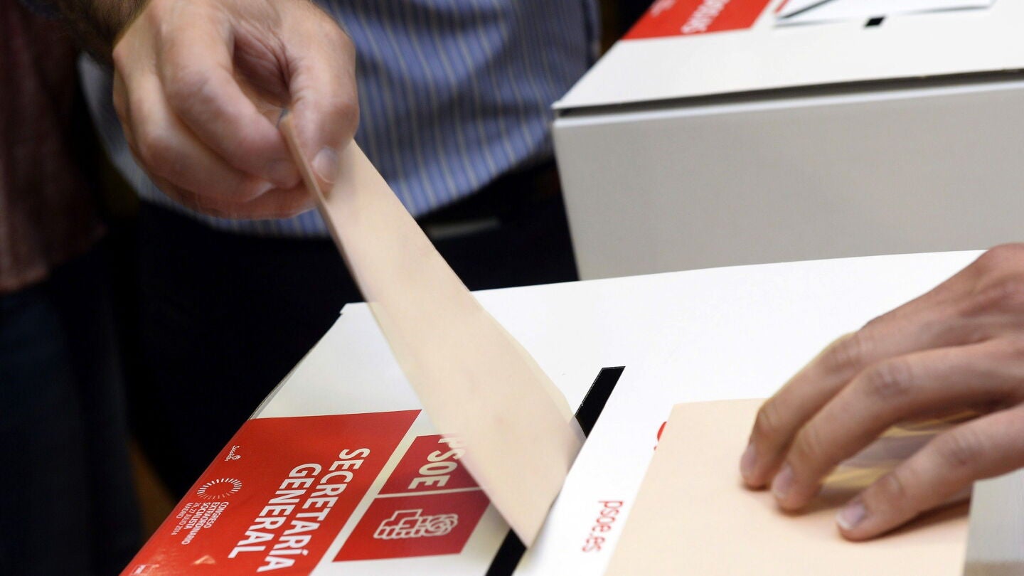 Uno de los 198.123 militantes socialistas censados deposita su voto