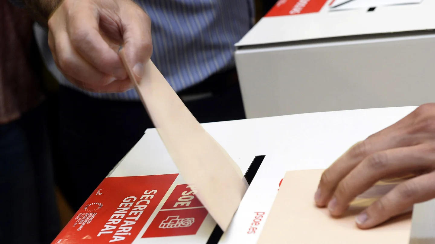 Uno de los 198.123 militantes socialistas censados deposita su voto Uno de los 198.123 militantes socialistas censados deposita su voto