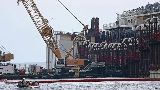 Expertos trabajan en las operaciones de reflotación del Costa Concordia Expertos trabajan en las operaciones de reflotación del Costa Concordia