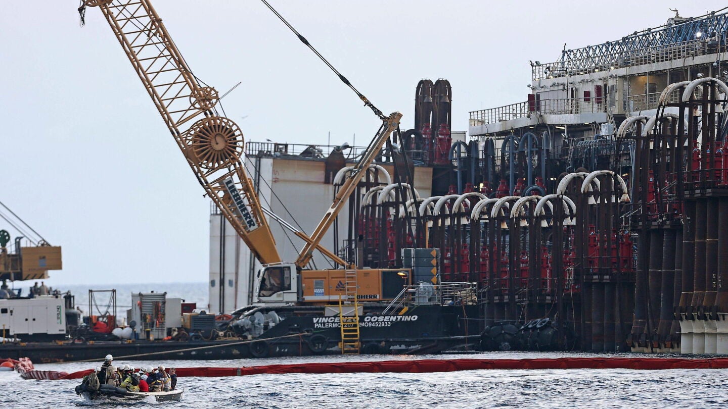 Expertos trabajan en las operaciones de reflotaci&oacute;n del Costa Concordia