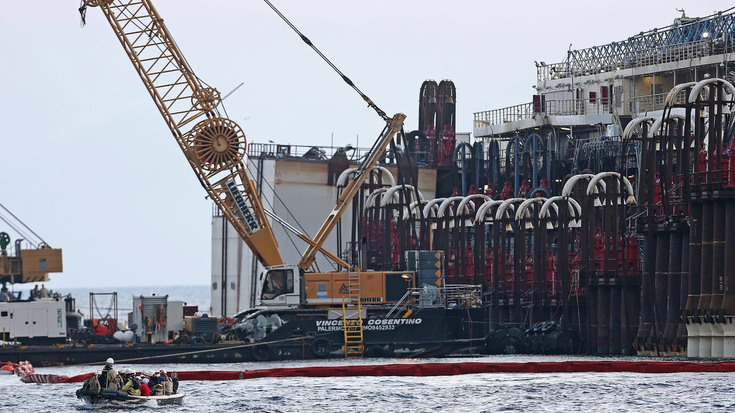 Expertos trabajan en las operaciones de reflotación del Costa Concordia Expertos trabajan en las operaciones de reflotación del Costa Concordia