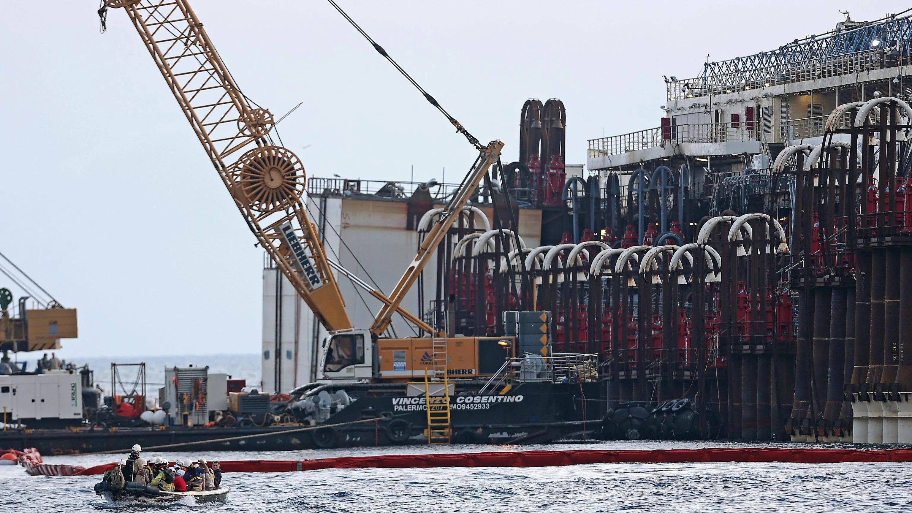 Expertos trabajan en las operaciones de reflotación del Costa Concordia Expertos trabajan en las operaciones de reflotación del Costa Concordia