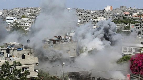 Vista general del humo de una casa palestina durante una ataque israelí Vista general del humo de una casa palestina durante una ataque israelí