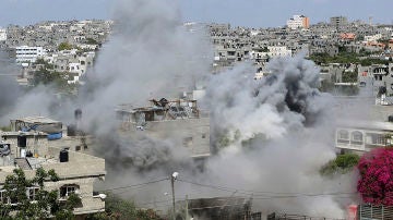 Vista general del humo de una casa palestina durante una ataque israelí