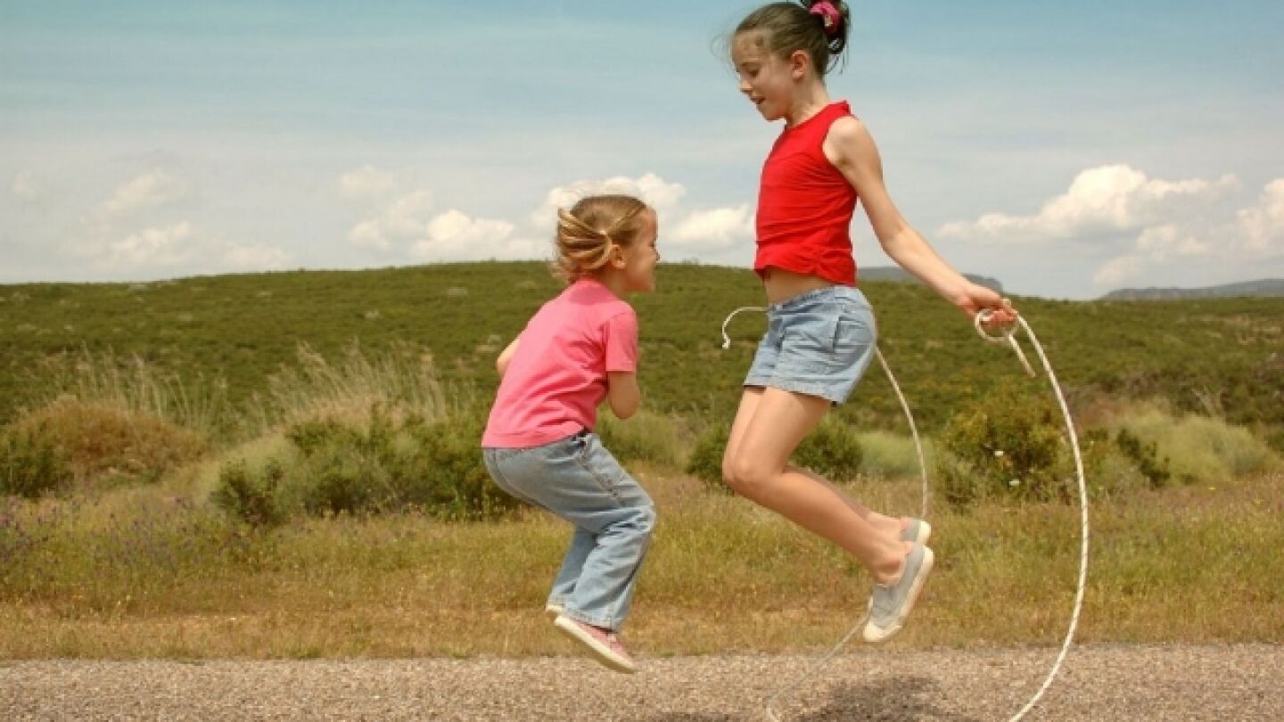 Ni&ntilde;os jugando al aire libre