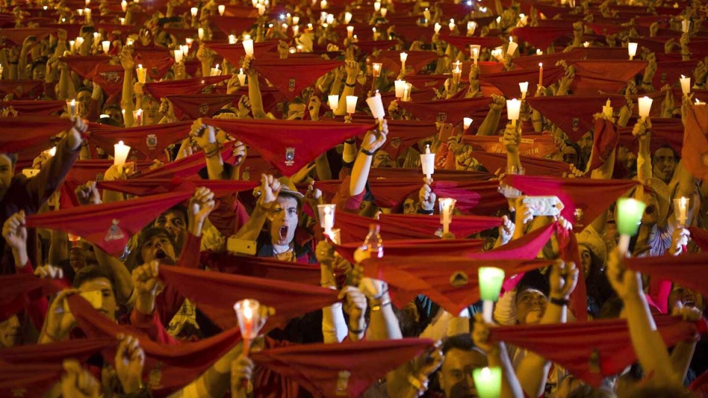 Miles de personas despiden San Ferm&iacute;n