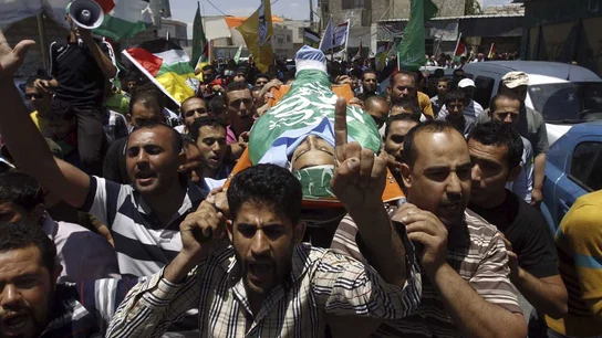 Varios palestinos trasladan un cadáver Varios palestinos trasladan un cadáver