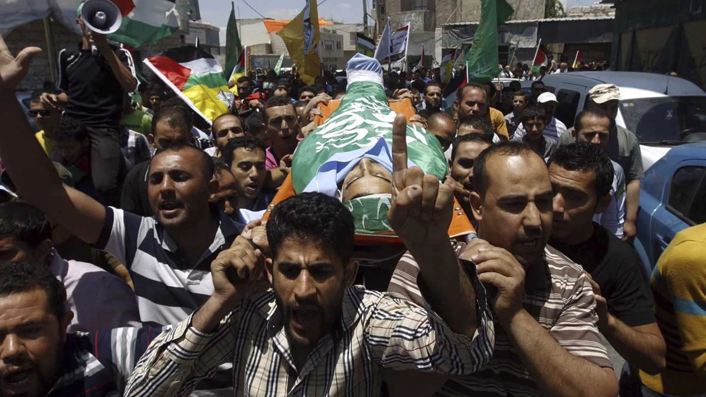 Varios palestinos trasladan un cadáver Varios palestinos trasladan un cadáver