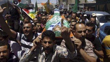 Varios palestinos trasladan un cadáver