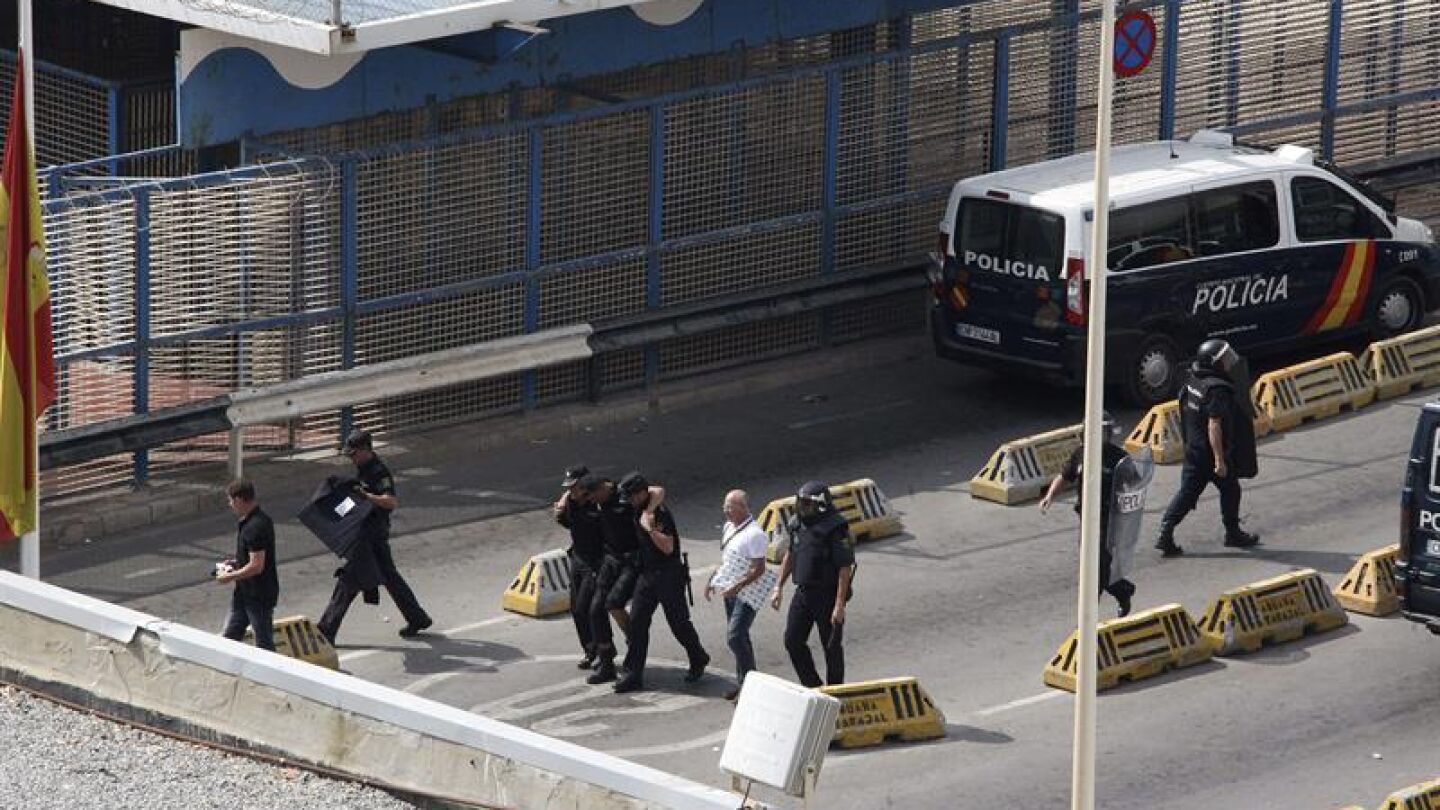 En la imagen, un polic&iacute;a herido en la frontera de Ceuta
