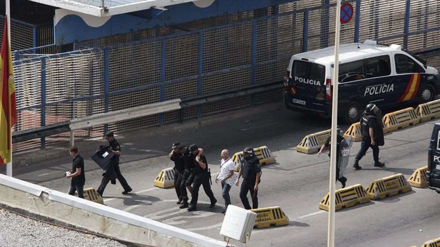 En la imagen, un policía herido en la frontera de Ceuta En la imagen, un policía herido en la frontera de Ceuta