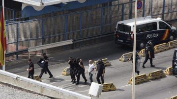 En la imagen, un policía herido en la frontera de Ceuta
