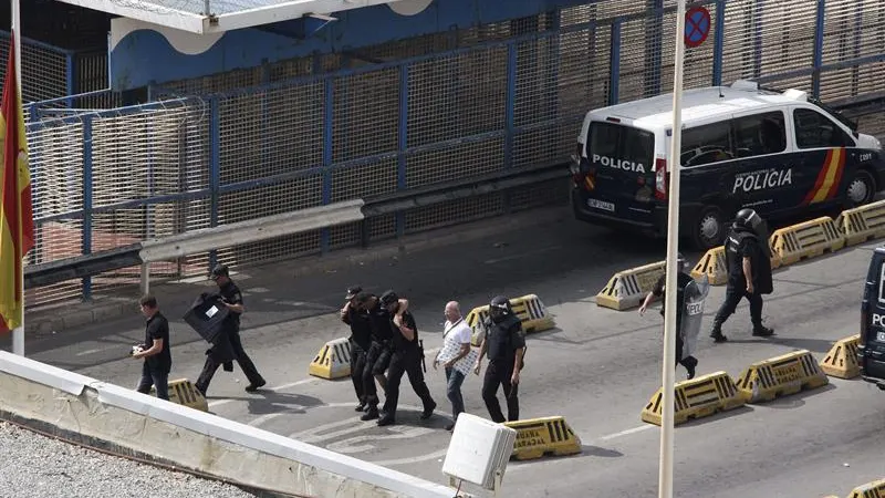 En la imagen, un policía herido en la frontera de Ceuta