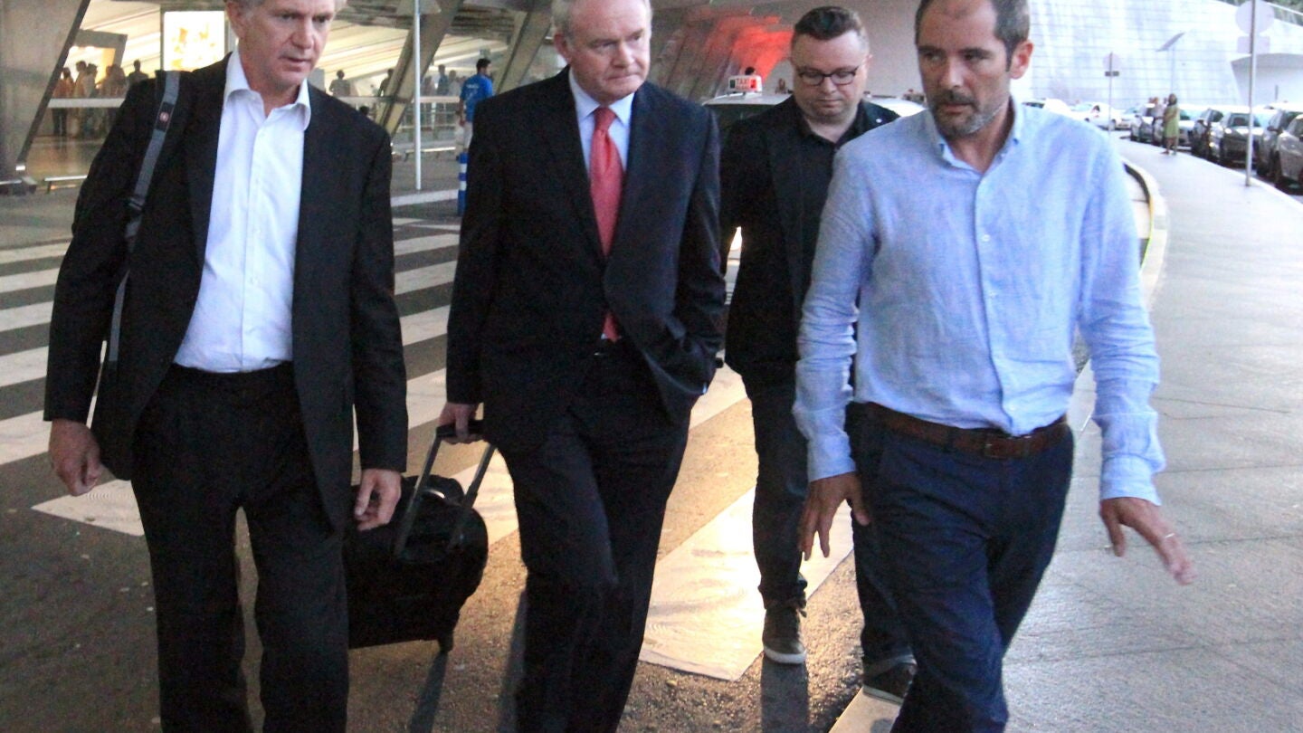El mediador brit&aacute;nico Jonathan Powell (i) y el dirigente del Sinn F&eacute;in Martin McGuinness (c)