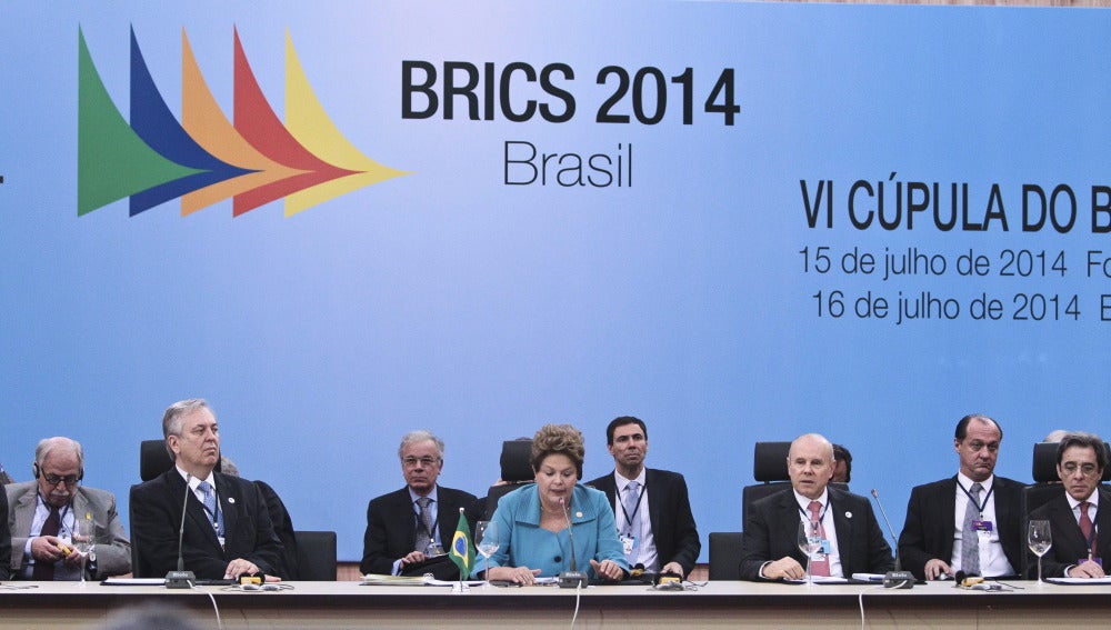 La presidenta de Brasil Dilma Rousseff (c) habla este durante la inauguración de la VI Cumbre de los BRICS 