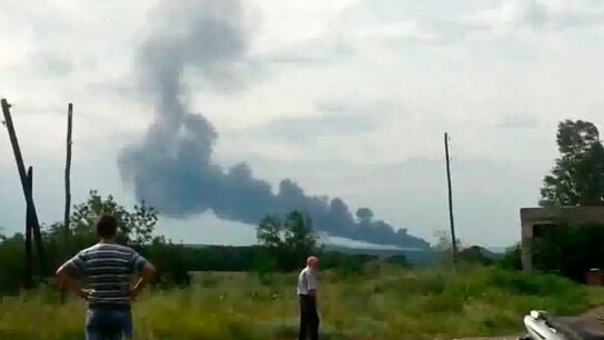 Una columna de humo procedente del avi&oacute;n estrellado