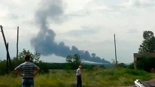 Una columna de humo procedente del avión estrellado Una columna de humo procedente del avión estrellado