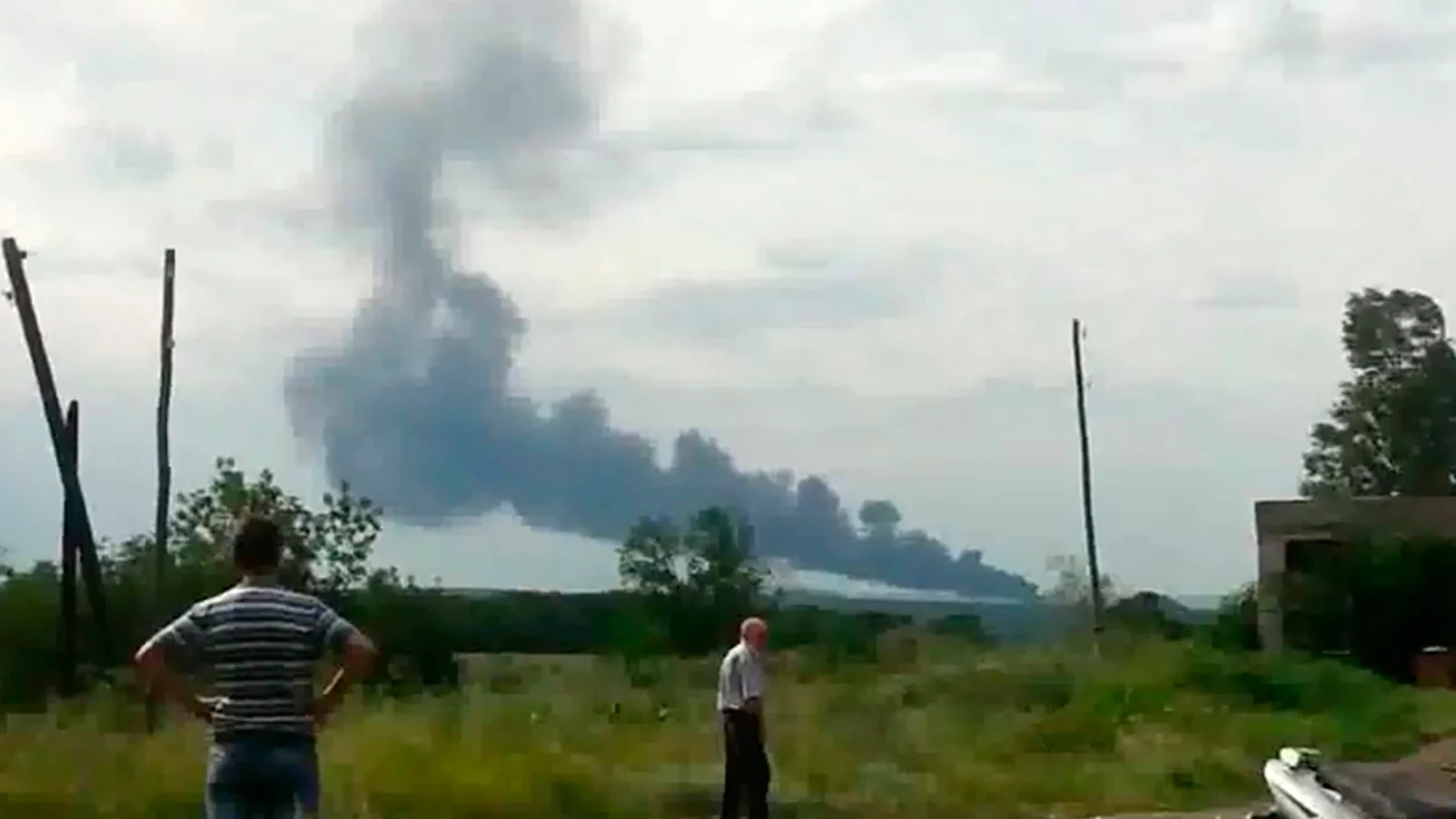 Una columna de humo procedente del avión estrellado