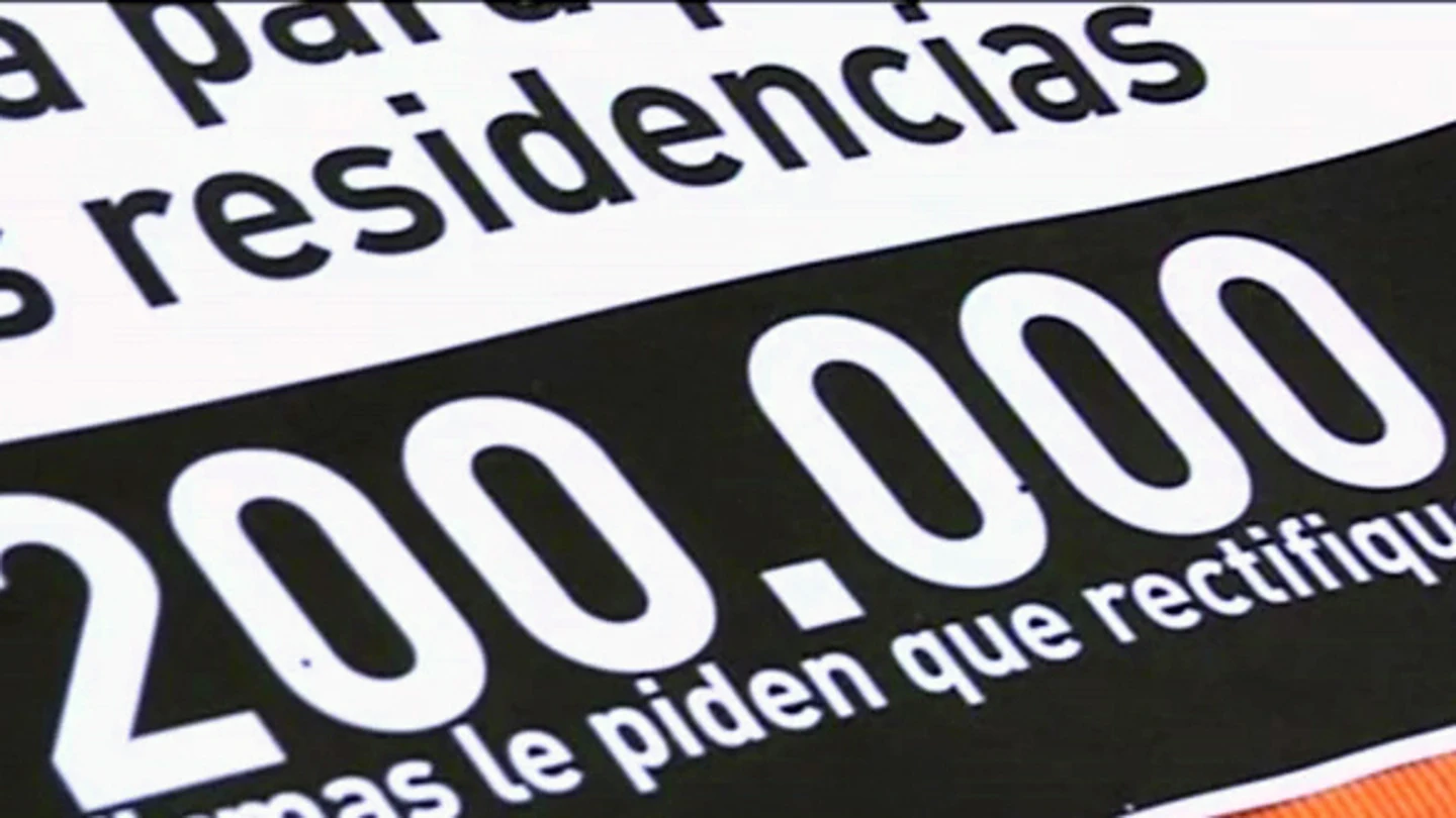 Entregan 200.000 firmas contra el copago en las residencias de la Comunidad Valenciana Entregan 200.000 firmas contra el copago en las residencias de la Comunidad Valenciana