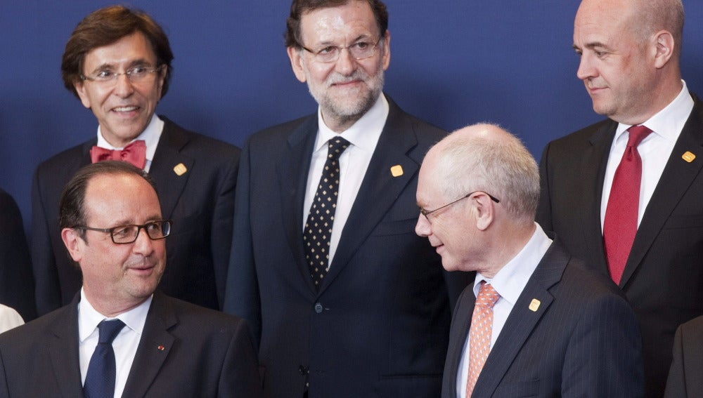 Mariano Rajoy (c. fondo), junto al presidente del Consejo Europeo, Herman Van Rompuy (2d