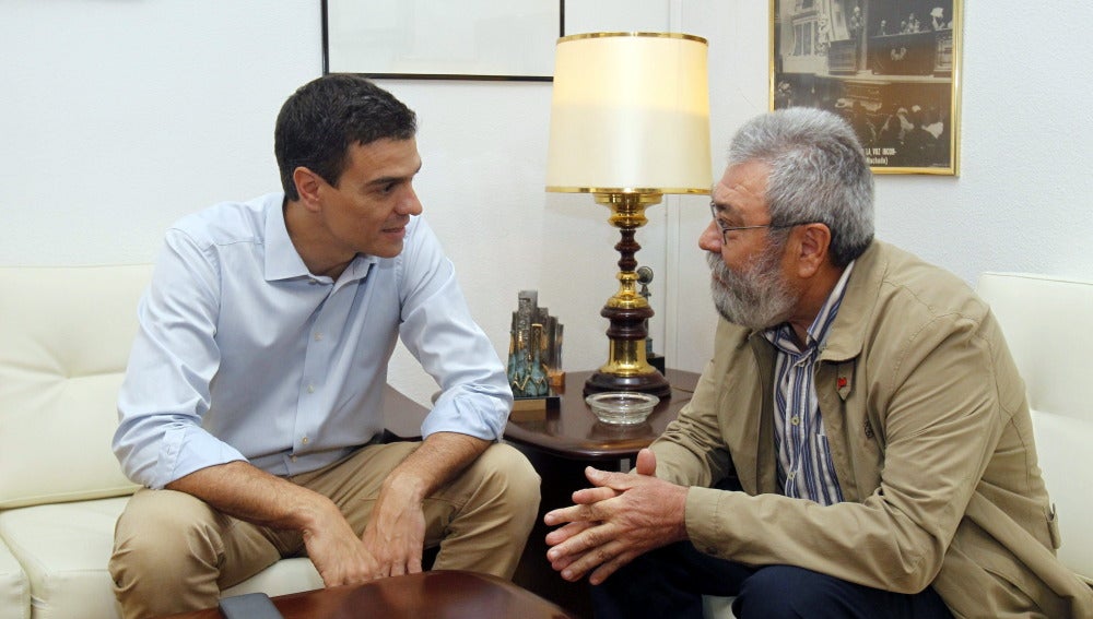 Pedro Sánchez (i), conversa con el secretario general de UGT, Cándido Méndez