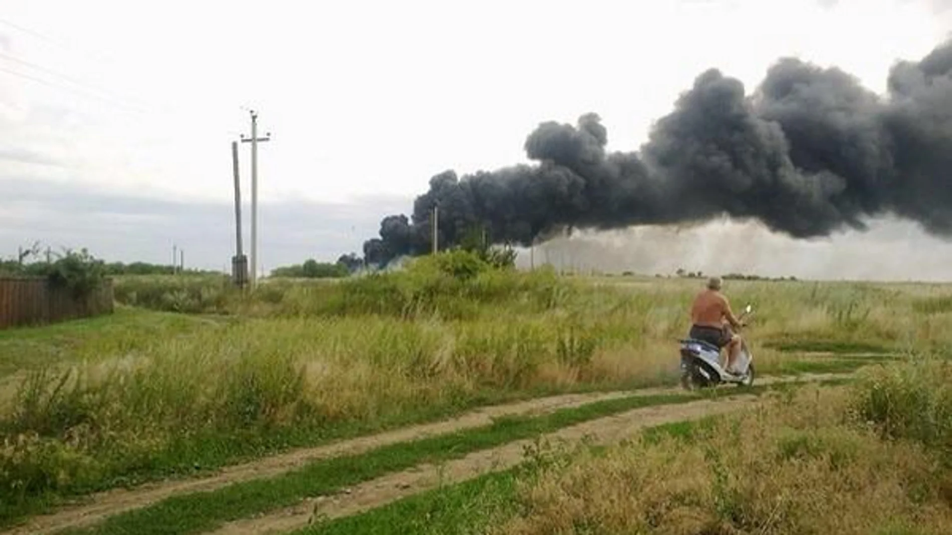 Columna de humo procedente del avión estrellado